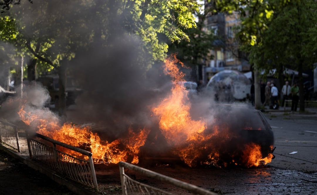 Autos incendiados tras un ataque aéreo ruso en Kramatorsk, Ucrania dejan muertos y decenas de heridos (05/05/2026). Foto: EFE.