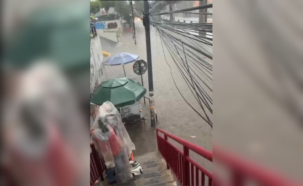 Intensa lluvia provoca inundaciones en vialidades de Edomex; nivel del agua rebasa banquetas. Foto: Captura de pantalla.