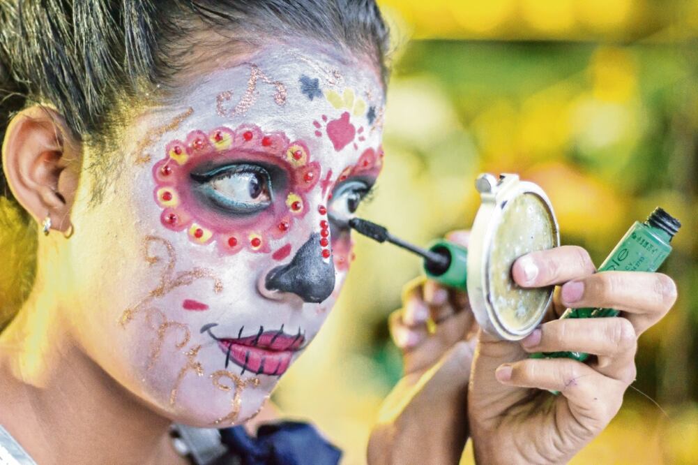 Alrededor de 100 jóvenes organizan la Primera Feria de los Muertos Huaquechula, evento con el que esperan levantar de los escombros a su municipio. (Fotos: OMAR CONTRERAS Y JOSÉ ANTONIO NUÑEZ)