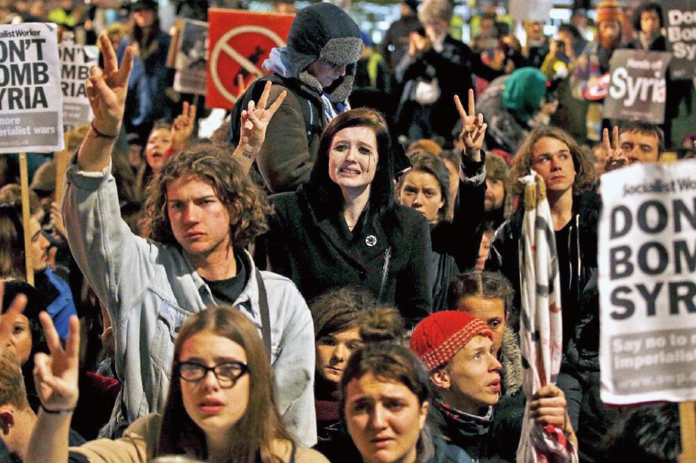ndependentistas ondean banderas “estelada s”, durante una manifestación, el 22 de noviembre, en favor del proceso secesionista catalán, en Barcelona (EMILIO MORENATTI. AP)