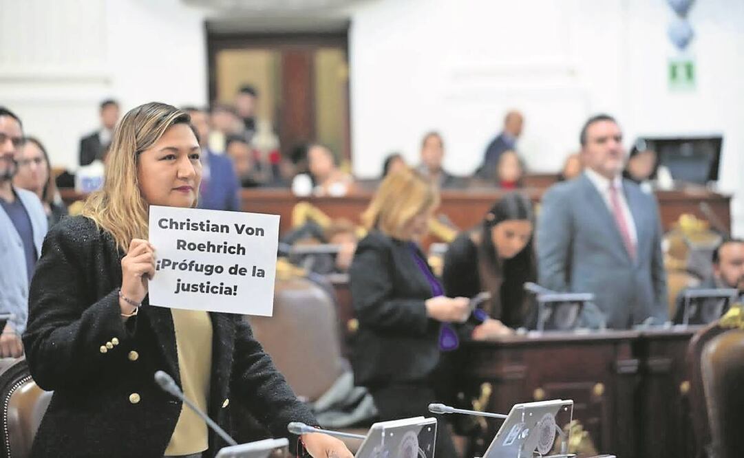 Nancy Núñez repartió hojas con las leyendas: “Christian Von Roehrich ¿dónde estás?” y “Christian Von Roehrich ¡prófugo de la justicia!”. Foto: Especial