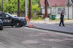 Alerta para migrantes: ICE suspende los controles de tráfico tras dos muertes durante operativos