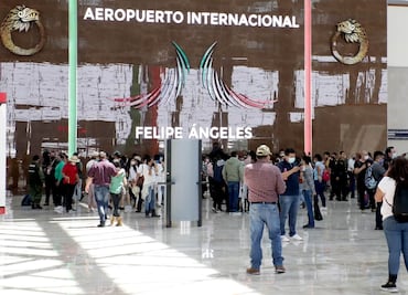 Familias enteras van de paseo al AIFA
