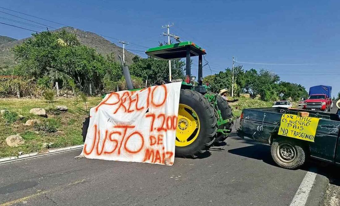 Productores de maíz y trabajadores del campo, reanudan bloqueos carreteros. Foto: Especial