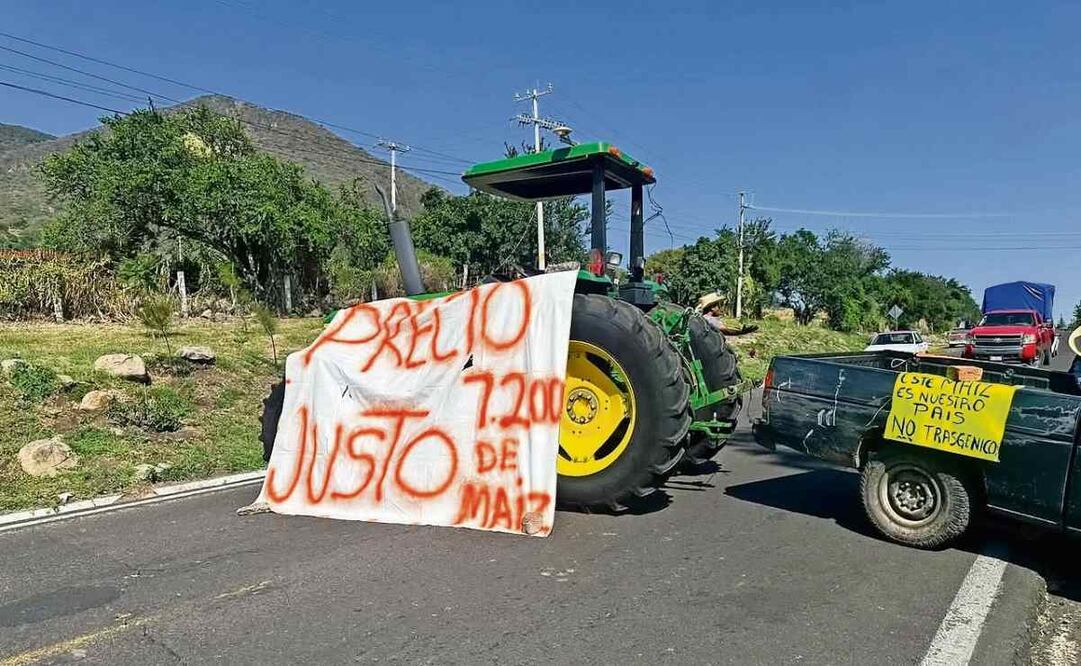 Productores de maíz y trabajadores del campo, reanudan bloqueos carreteros. Foto: Especial
