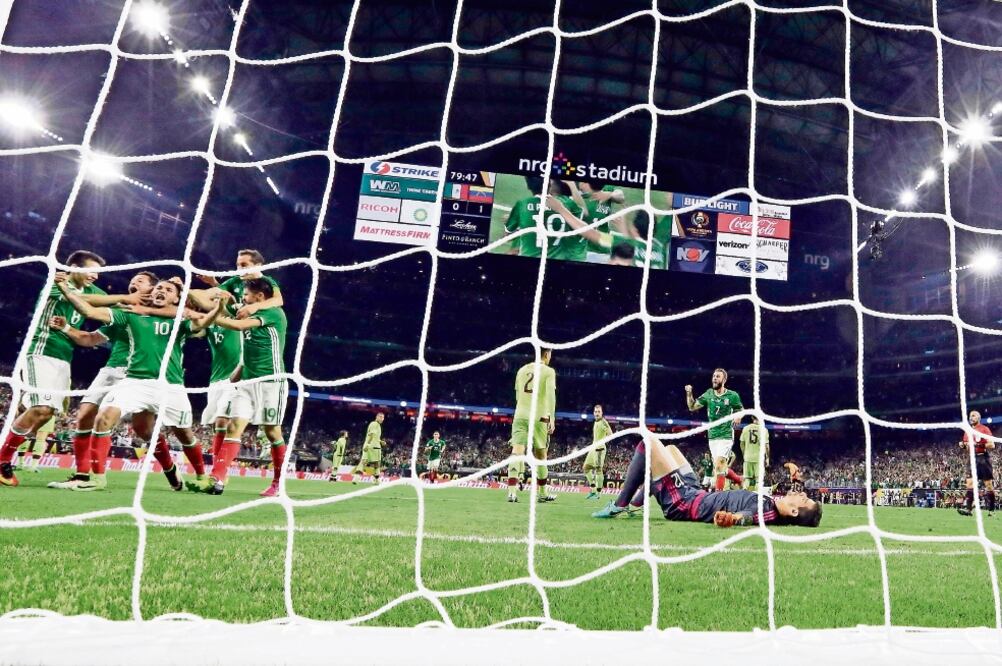 ‘Tecatito’ hizo pedazos a la férrea defensiva de Venezuela tras una gran jugada individual y logró así el ansiado empate para México, que le dio el primer lugar del G-C (DAVID J. PHILLIP. AP)