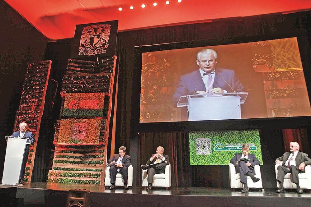El jurista español Baltasar Garzón encabezó el encuentro “Prospectiva del Mundo. México 2015”. Foto Juan Boites