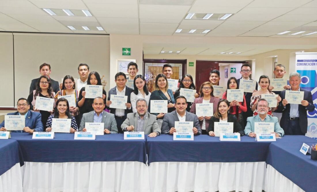 Enrique Bustamante Martínez (al frente, tercero de izq. a der.) con integrantes de la primera generación del Instituto Global de Comunicación y Expresión Escrita. Foto: LUIS CORTÉS. EL UNIVERSAL