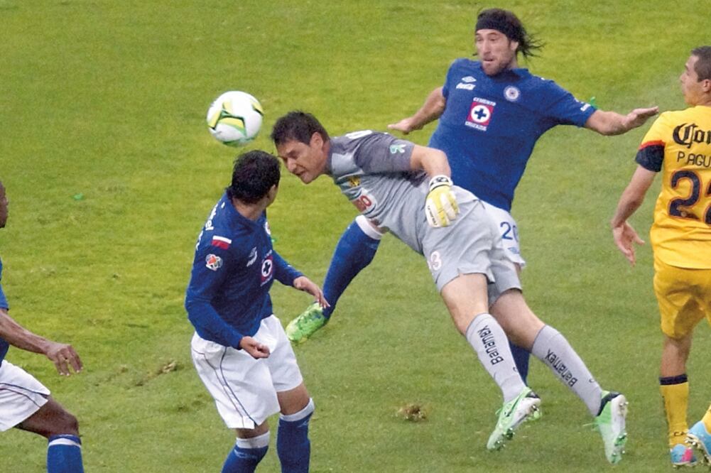 En la final del Clausura 2013 entre América y Cruz Azul, el portero azulcrema hizo un remate espectacular para empatar el marcador global (JAIME LÓPEZ. JAM MEDIA)