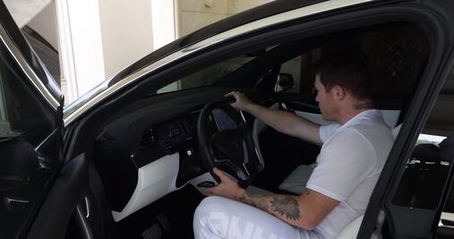 El Canelo muestra por primera vez su colección de autos y motos