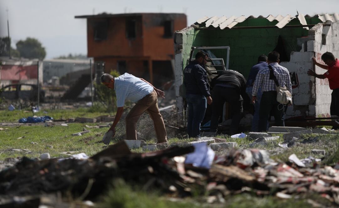 Ciudadanos revisan el área de la explosión del pasado 5 de julio en Tultepec. Foto: Archivo/ EL UNIVERSAL 