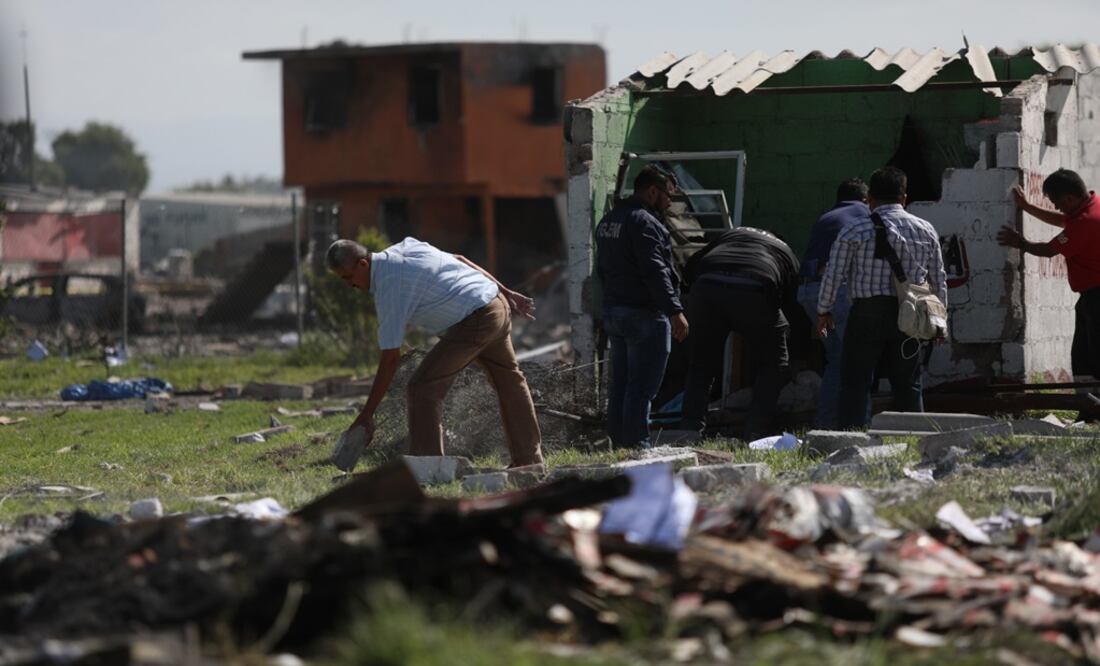 Ciudadanos revisan el área de la explosión del pasado 5 de julio en Tultepec. Foto: Archivo/ EL UNIVERSAL