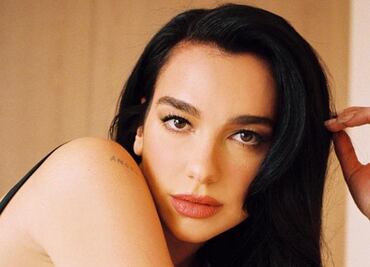 Dua Lipa impacta con vestido crochet en tendencia