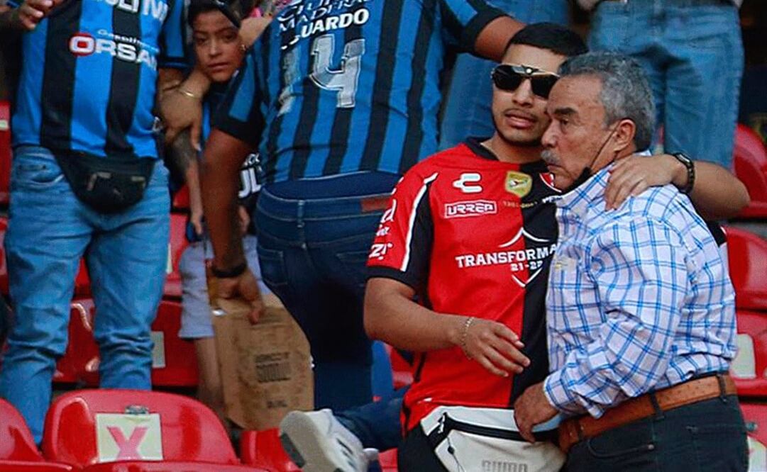 El aficionado fue captado en los momentos de tensión en el estadio Corregidora - FOTO: Especial