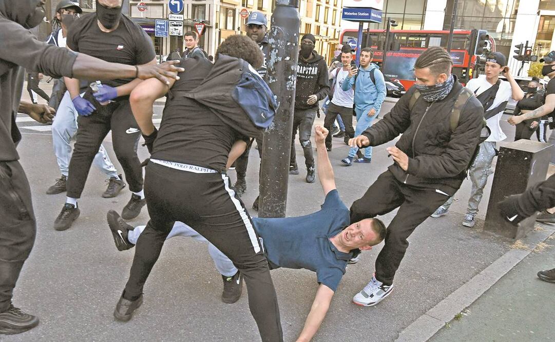Manifestantes que apoyan el movimiento Black Lives Matter se enfrentaron ayer en Londres contra ultraderechistas. Foto: DANIEL LEAL-OLIVAS. AFP