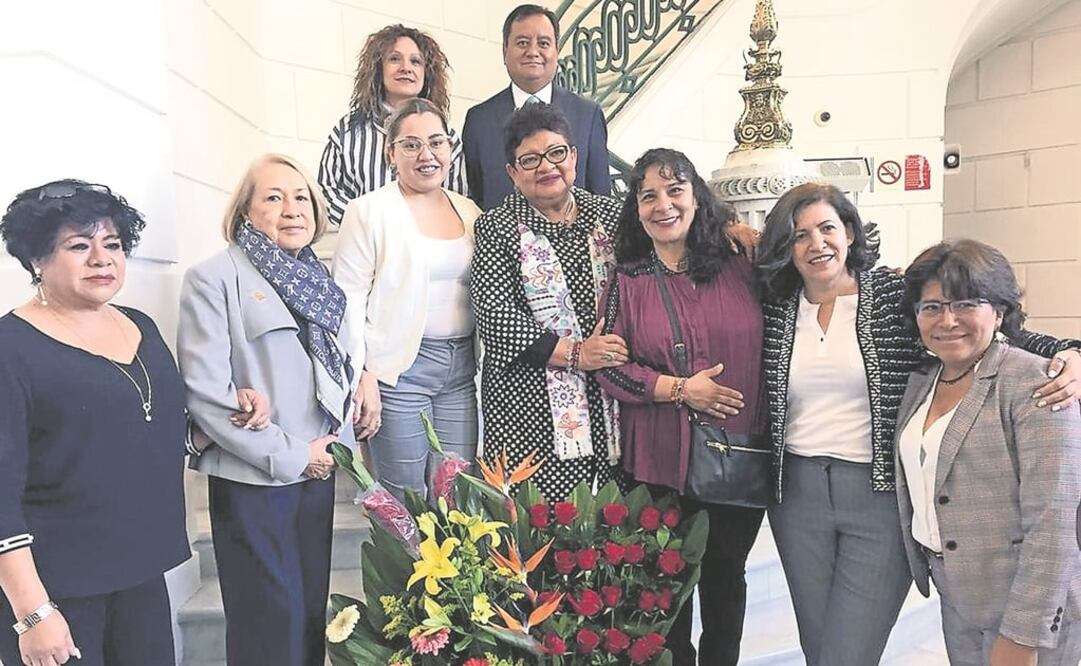 La diputada Lilia Rossbach (segunda de izq. a der.) posó con la polémica mascada en la foto de despedida de ex diputada local de Morena Ernestina Godoy, imagen que presumió en su cuenta personal de Twitter. Foto: ESPECIAL