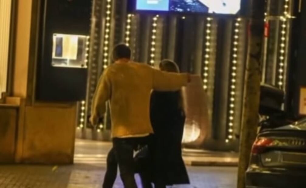 Captan a Piqué y a su novia Clara Chía festejando su primer aniversario