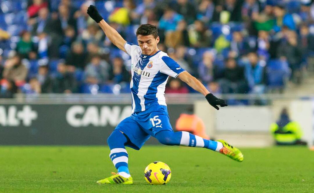De no ser vendido, el central mexicano podría negociar libremente con cualquier club en enero. (Foto: Mikel Trigueros/Urbanandsport/Cordon Press)