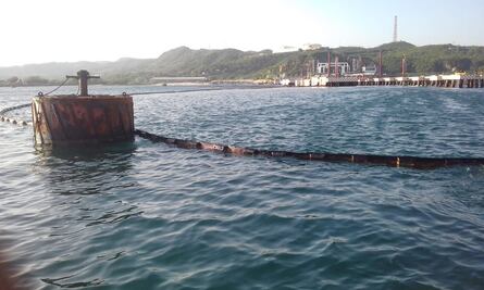 Choca buque de Pemex contra muelle y derrama hidrocarburo en Oaxaca