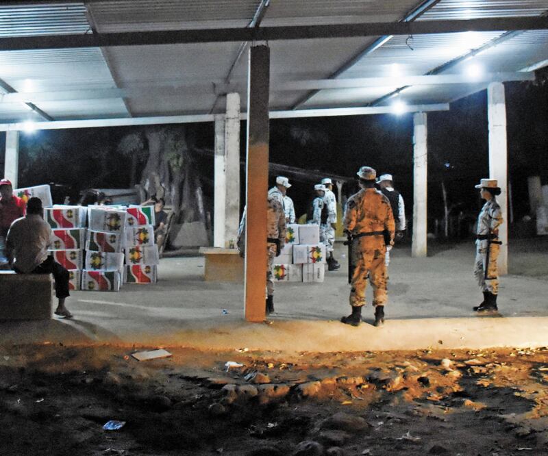 Elementos de la Guardia Nacional hacían rondines ayer en las orillas del río Suchiate, frontera con Guatemala, ante el posible ingreso de migrantes. JACOBO GARCÍA. EL UNIVERSAL
