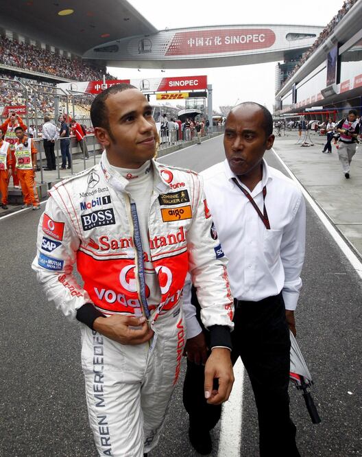 Lewis Hamilton junto a su padre Anthony, en el Circuito Internacional de Shanghái en 2007. | Fotos: EFE y AP