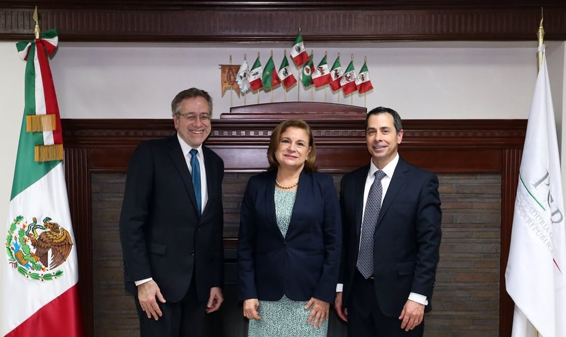 En la foto: el subprocurador Adjunto Kennett Blanco; la titular de la PGR, Arely Gómez y el Subprocurador de la División Criminal, Bruce Swartz (Tomada del Twitter de Arely Gómez)