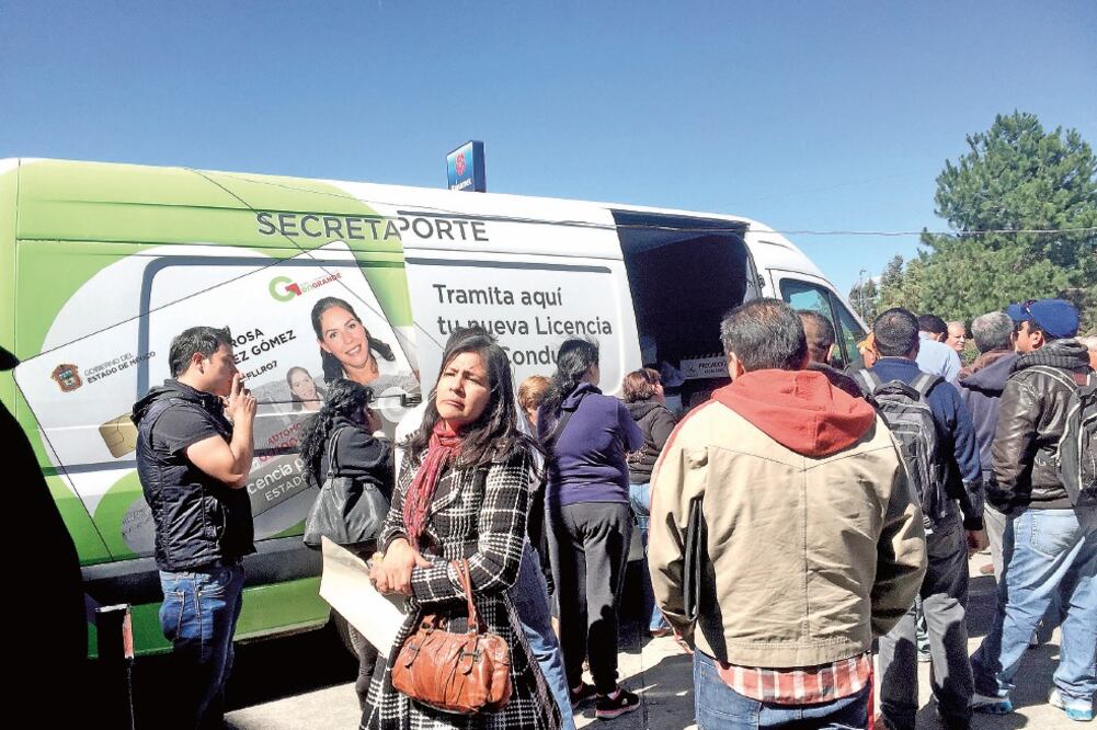 El trámite de licencias se realiza en camionetas, ya que personal del ayuntamiento no ha desocupado las oficinas de expedición de licencias (REBECA JIMÉNEZ. EL UNIVERSAL)