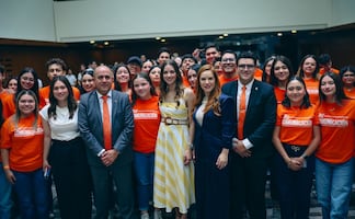 Mariana Rodríguez destaca avances en salud y estancias infantiles en Nuevo León; inaugura evento en UANL
