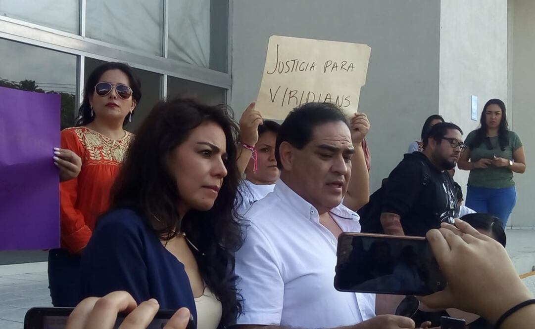 El padre de la víctima, Juan Carlos Flores Santiago, acompañado de su esposa e hijas, protestaron afuera del Tribunal de Justicia de Chiapas (Foto: Óscar Gutiérrez / EL UNIVERSAL)