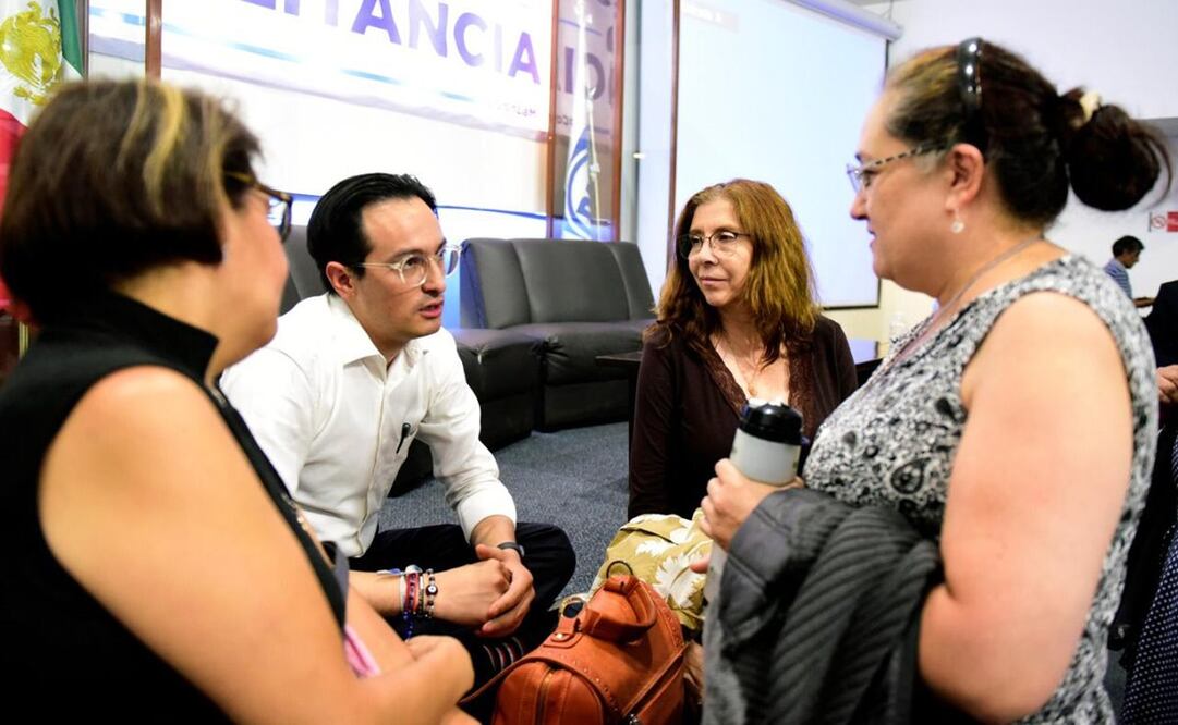 El líder blanquiazul se reunió con padres de familia de diversas colonias de la capital, quienes aseguraron que su economía no va bien. Foto: Especial
