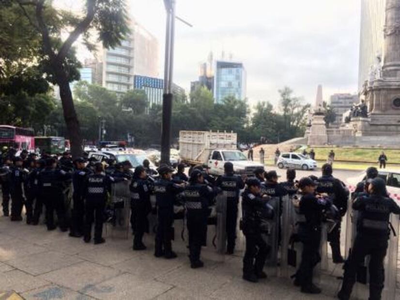 Taxistas protestan contra Uber en el Ángel de la Independencia