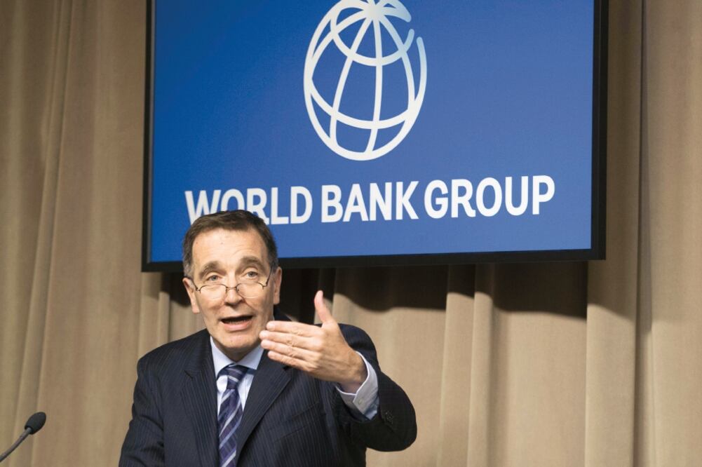 El economista jefe del Banco Mundial para Latinoamérica y el Caribe, Carlos Végh, ayer en la presentación del informe en la sede del FMI en Washington (MICHAEL REYNOLDS. EFE)