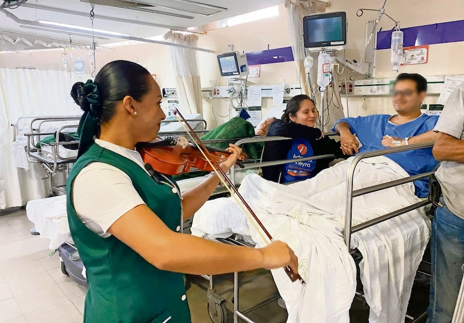 La enfermera Vania dice que lleva música para demostrar esperanza. Foto Especial