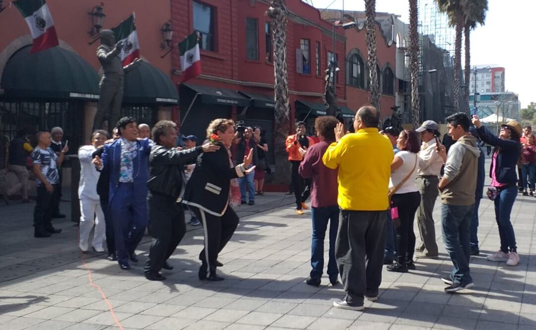 Fans de Juan Gabriel hicieron hasta una rueda al pie de su estatua. Foto: Elizabeth Escobar