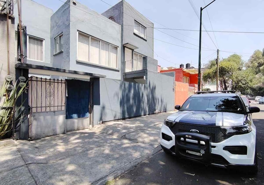 En el zaguán que da a la calle se colocaron algunas mantas que impiden la visión al interior. Foto: Especial