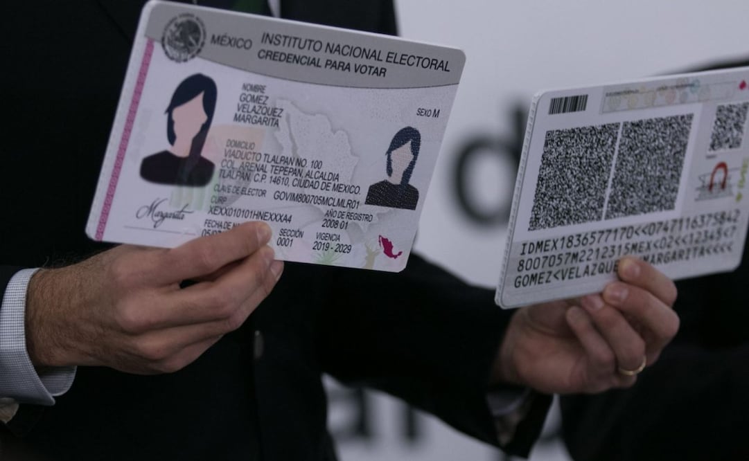 Aspectos de la credencial para votar del INE. Foto: Cuartocuro