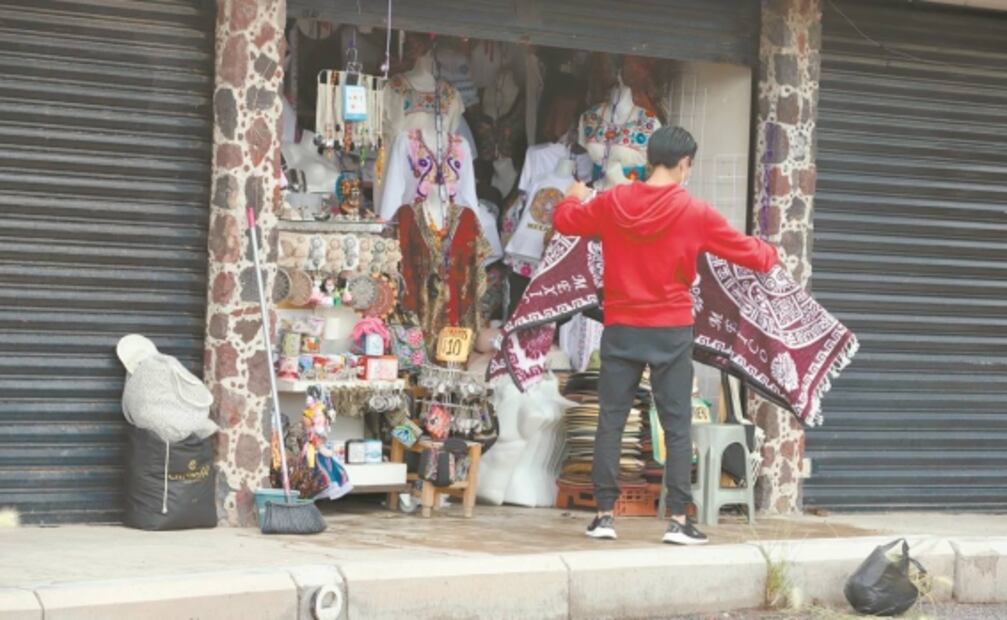 Turistas y vendedores dan vida a Teotihuacan