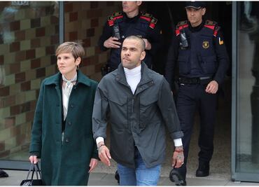 Dani Alves comparece por primera vez ante las autoridades españolas tras salir de la cárcel