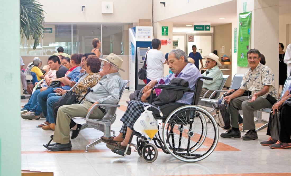 En clínicas y hospitales del Seguro Social derechohabientes denuncian que son comunes las largas esperas para recibir una atención médica de calidad. Foto: CHARBELL LUCIO