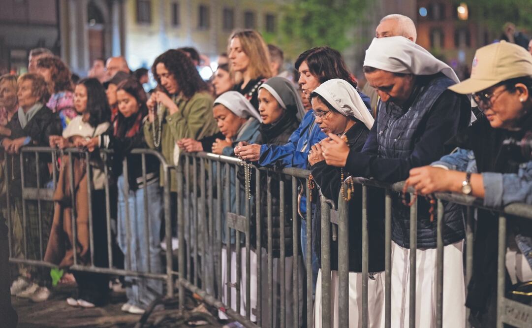 Asistentes al rezo del rosario frente a la Basílica de Santa María la Mayor, donde será enterrado el difunto papa Francisco, en Roma. Foto: de Andreea Alexandru. AP