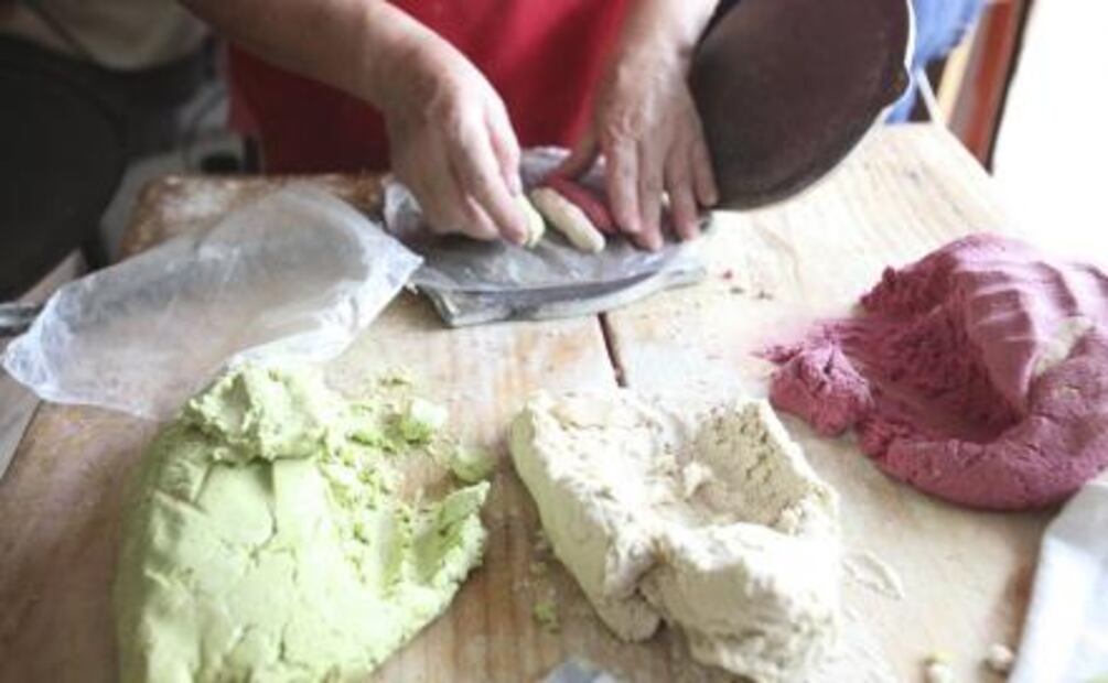 Por fiestas patrias hacen tortillas tricolores en Toluca