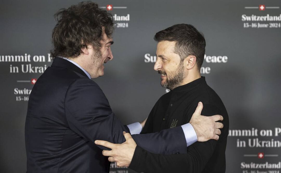 El presidente Volodymyr Zelenskyy de Ucrania, da la bienvenida al presidente Javier Milei de Argentina durante la Cumbre sobre la Paz en Ucrania. Foto: AP