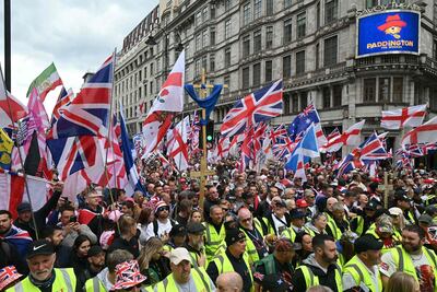 Miles de personas marchan en Londres en protesta de ultraderecha y en una contramanifestación; despliegan a 4 mil policías