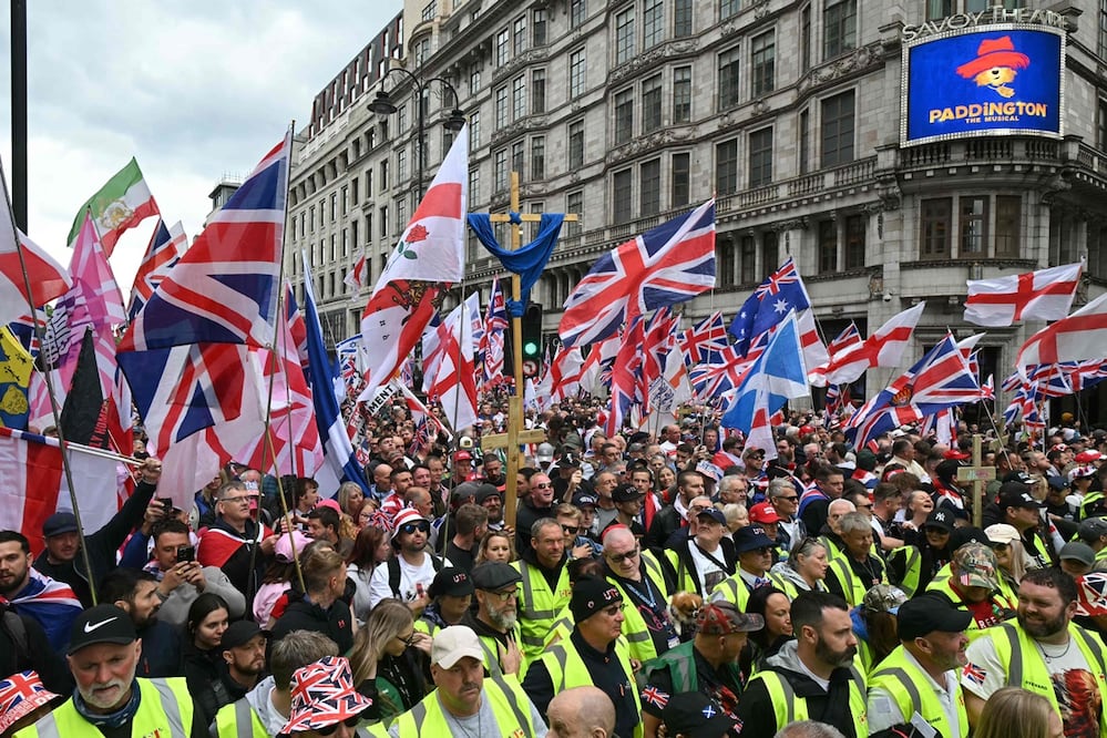 Agentes y partidarios del activista británico de extrema derecha Tommy Robinson, cuyo nombre real es Stephen Yaxley-Lennon, participan en una marcha organizada por Unite The Kingdom en el centro de Londres. Foto: AFP