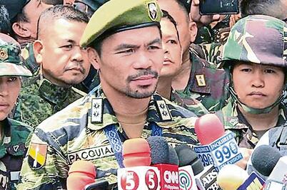 Pacquiao visita y aplaude a su ejército