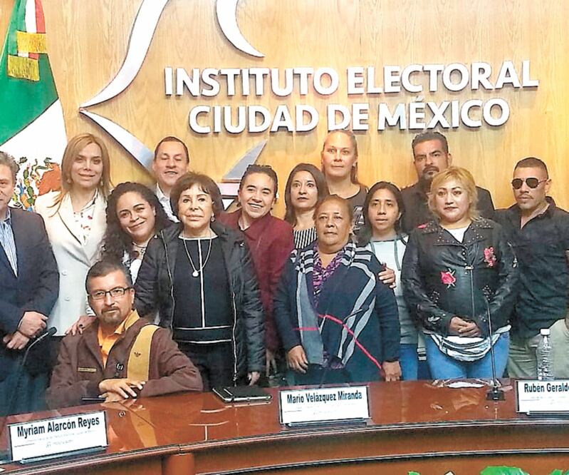A Diana Sánchez Barrios, líder de comerciantes —saco color beige— la acompañó su madre, Alejandra Barrios, y Mario Vázquez, líder del IECM. Foto/ESPECIAL