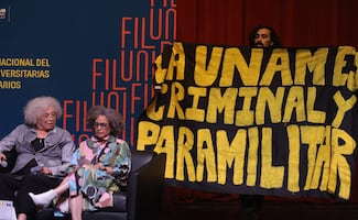 ¡Vato fuera!, protesta interrumpe conferencia Angela Davis en la UNAM