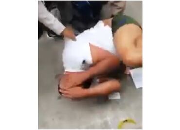 Golpean a ladrón que robó celular a una joven en Neza