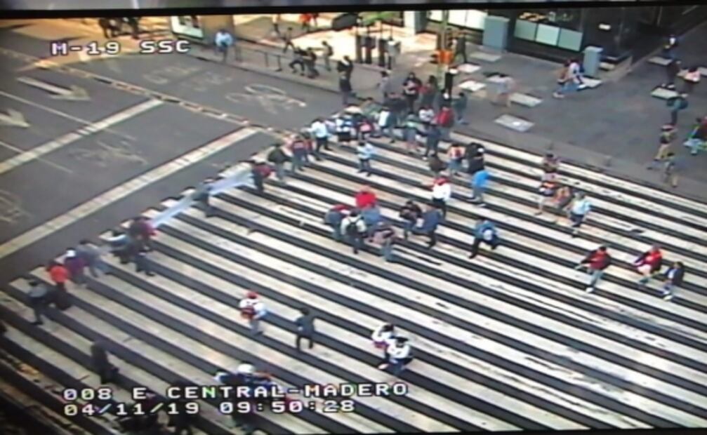 Estudiantes y maestros bloquean Eje Central y avenida Juárez