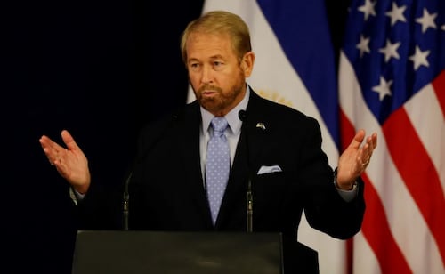 EU ha detenido a más de 450 prófugos buscados por México, reporta embajador Johnson; más de 300 fueron entregados, dice
